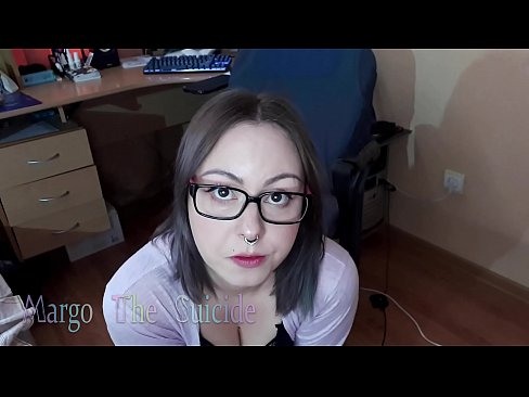 ❤️ Σέξι κορίτσι με γυαλιά πιπιλίζει Dildo βαθιά στην κάμερα ❌ Σεξ βίντεο ❤