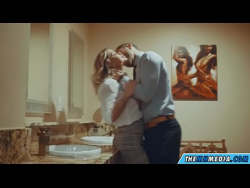 ❤️ Όταν μια πλούσια ξανθιά σε αποπλανεί σε μια δημόσια τουαλέτα ❌ Σεξ βίντεο ❤
